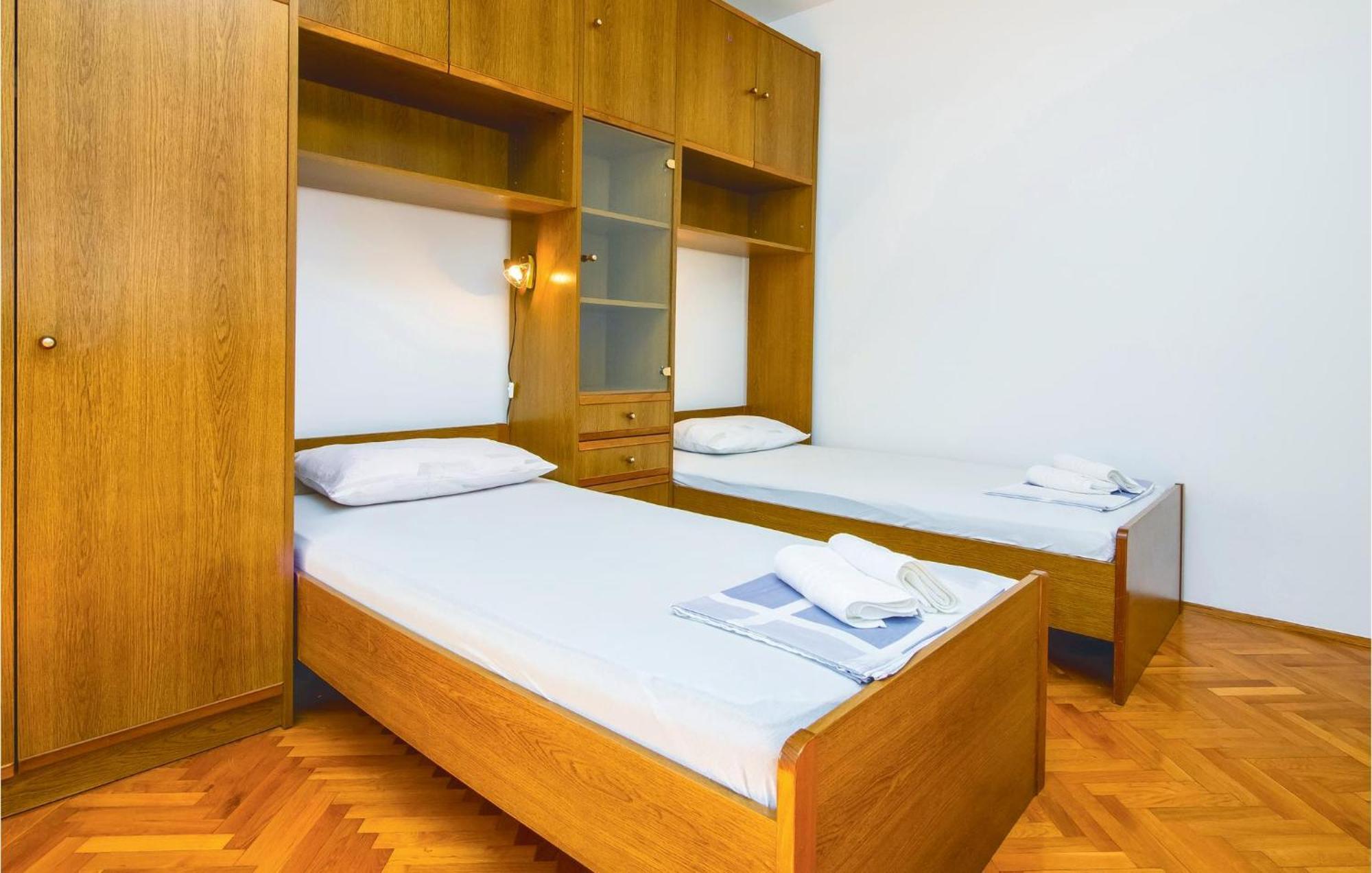 Lovely Apartment In Podstrana With Kitchen エクステリア 写真