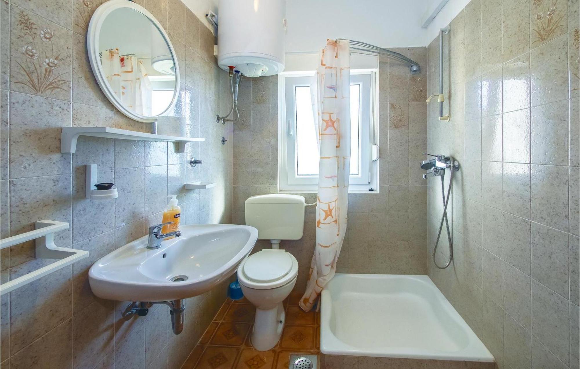 Lovely Apartment In Podstrana With Kitchen エクステリア 写真