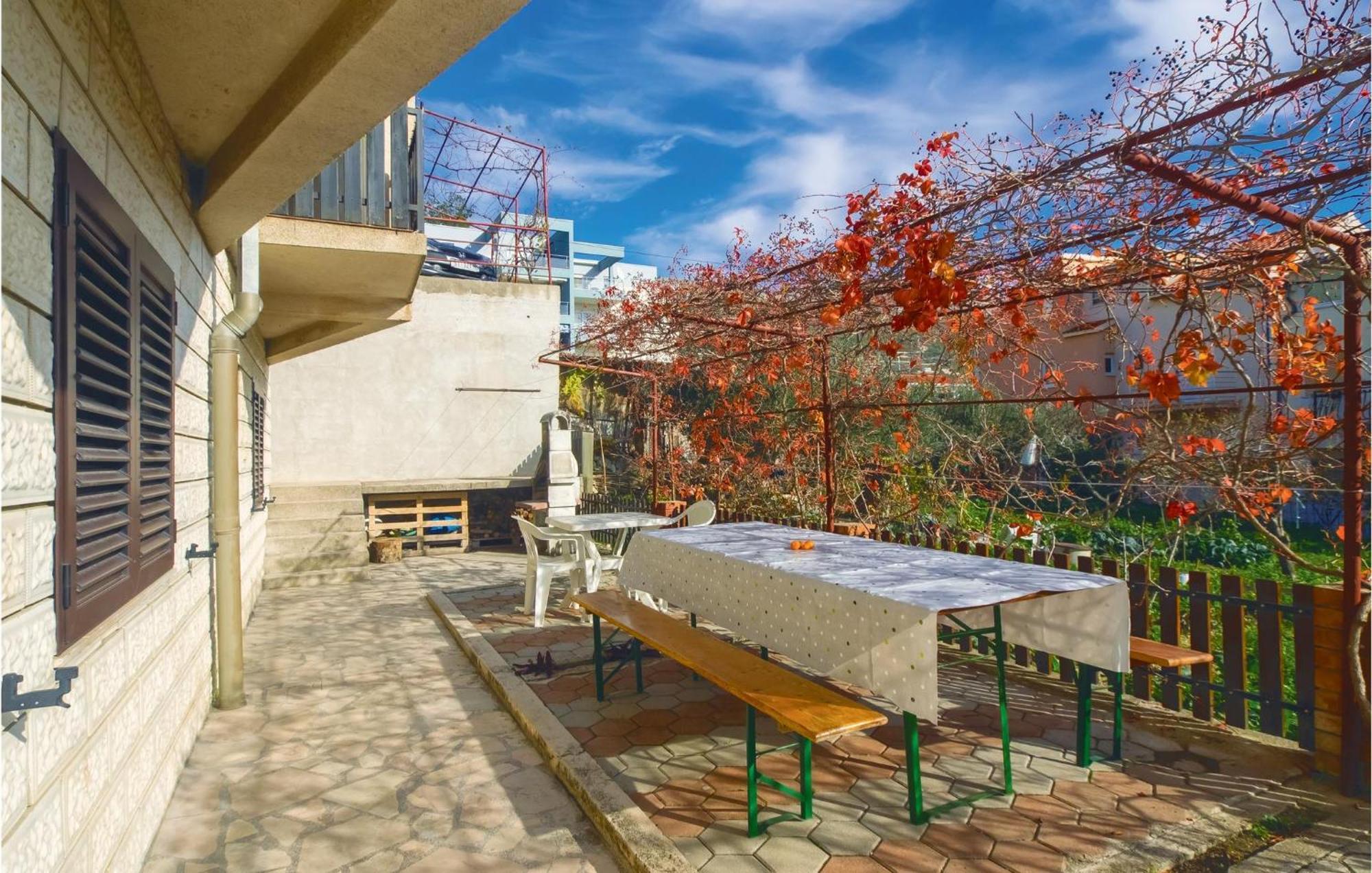 Lovely Apartment In Podstrana With Kitchen エクステリア 写真