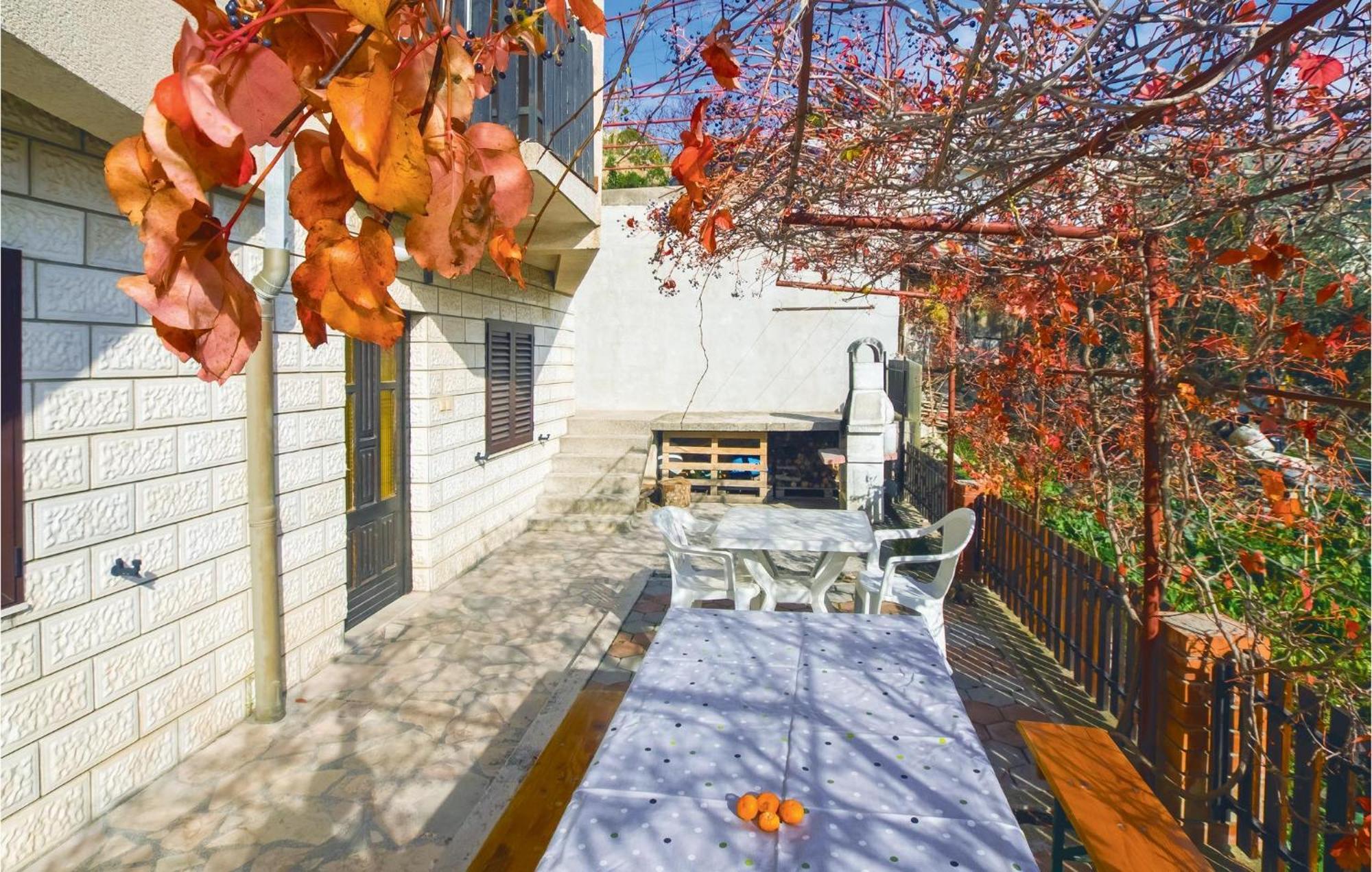 Lovely Apartment In Podstrana With Kitchen エクステリア 写真